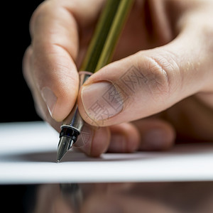 在纸页上用钢笔或签署文件或合同书写信件或笔记的人手贴图片