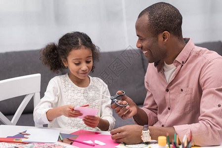 美国父亲和女儿在母亲节为贺卡纸切图片