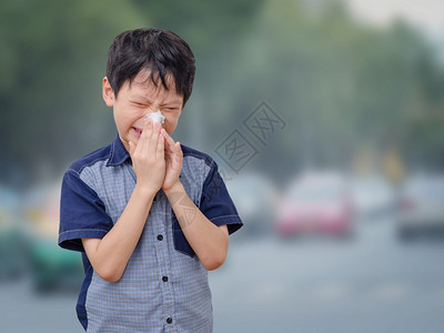 小亚洲小男孩在街上空气污染过图片