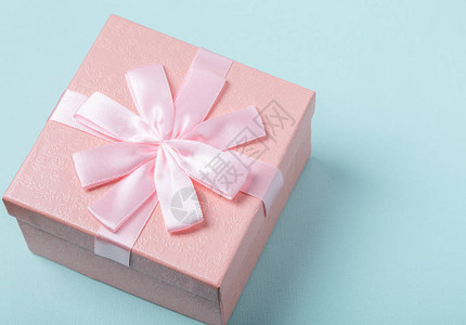 粉红礼物盒带有薄荷彩色背景的背景图片