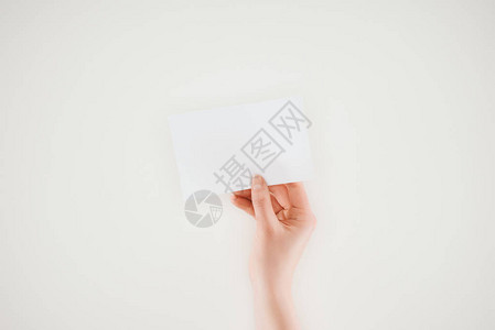 女人拿着一张被白色隔开的空白纸的裁剪镜头背景图片