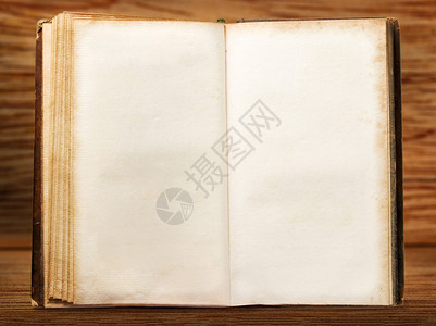 一本在木制背景上打开的空白复古书图片
