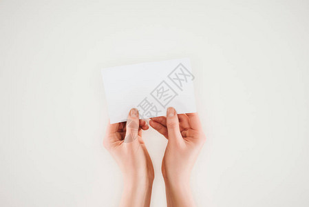 妇女用白纸手握着空白纸图片