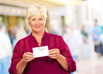 拿着卡片的老妇人户外图片