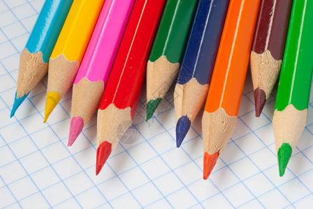 笔记本纸上的彩色铅笔图片