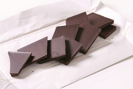 包装上的纯巧克力片背景图片