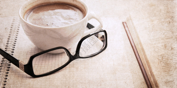 古董风格教科书眼镜和咖啡图片