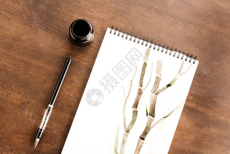 相册中的竹绘和桌上刷图片