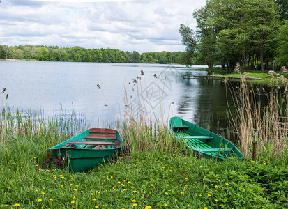 特拉凯湖上的两艘木船图片