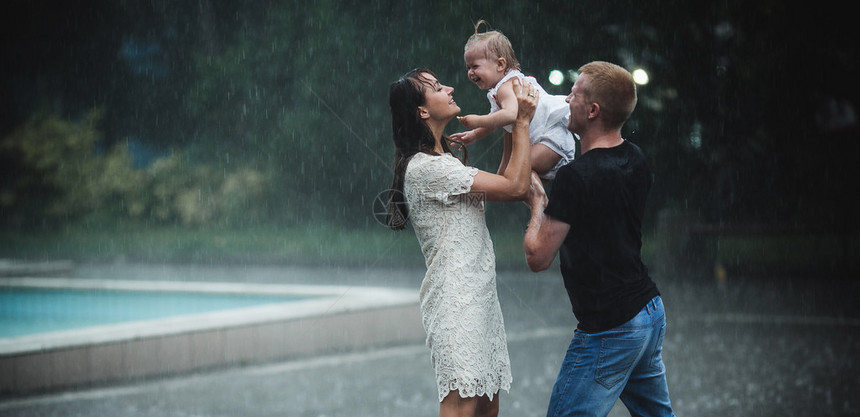 雨中幸福的一家人图片