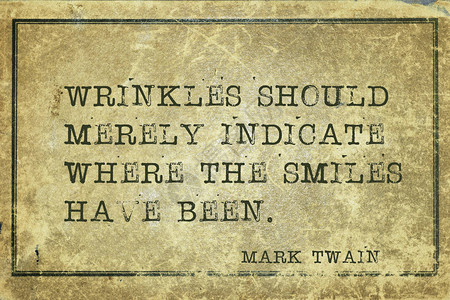 皱纹只应说明笑容的去向著名的美国作家MarkTwain在老古董纸板上图片