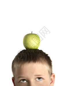 头上有苹果的男孩图片