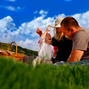 有野餐拼贴画的愉快的家庭野餐图片