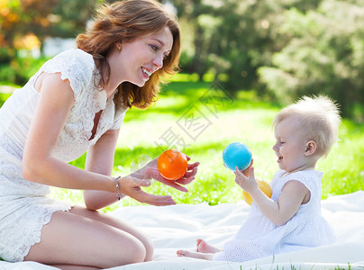 美丽的母亲和婴儿在户外快乐的妈和她的孩子一起在公园玩耍幸福家图片