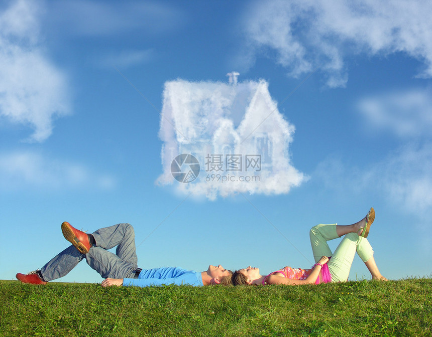 夫妻躺在草地上梦见房子