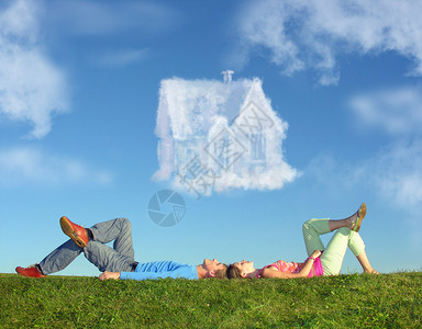 夫妻躺在草地上梦见房子图片