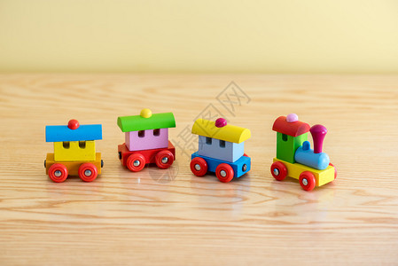 木制背景的木制玩具列车配有被木制背景隔图片