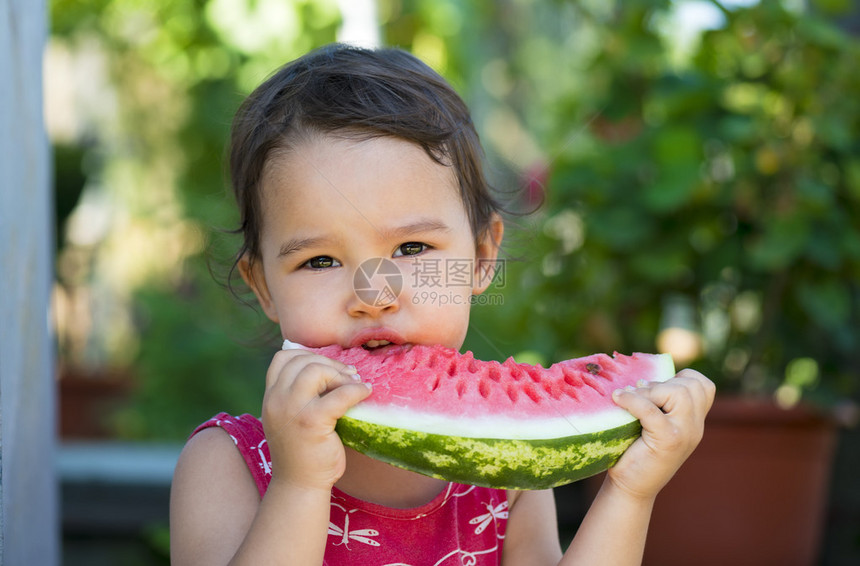 吃西瓜的快乐小女孩图片