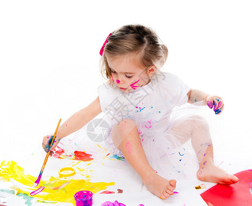 有刷子和油漆的小女孩图片