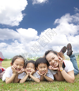 在草地上快乐的亚洲家庭图片