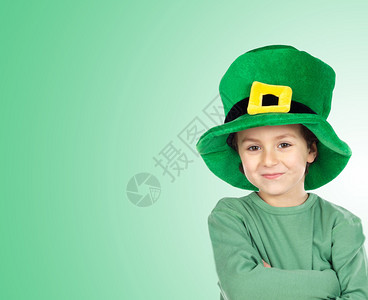 带着圣帕特里克日一顶大帽子的孩子被隔离在超过绿背景图片