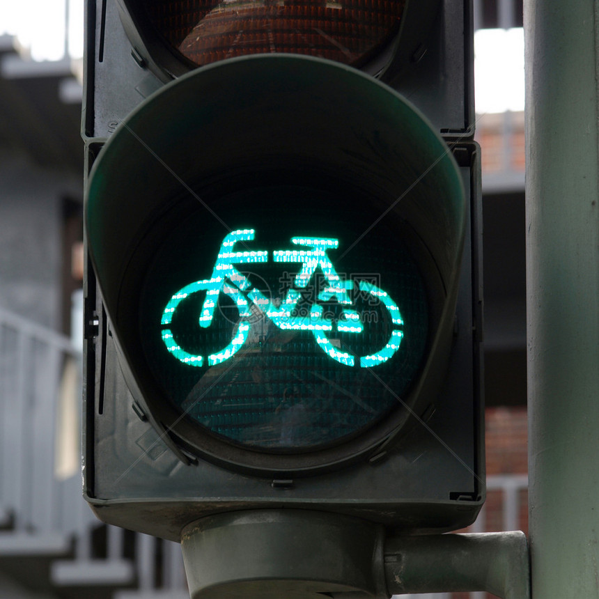 红绿灯上自行车道的绿灯图片