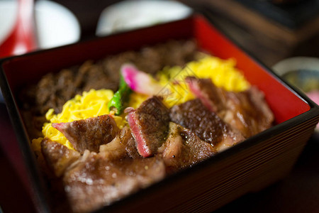 日式烤牛肉饭图片