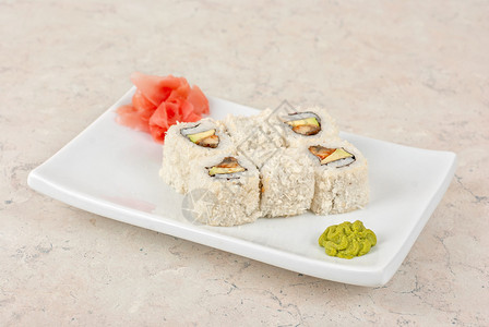 米饭煎蛋鳗鱼和芝麻寿司卷图片