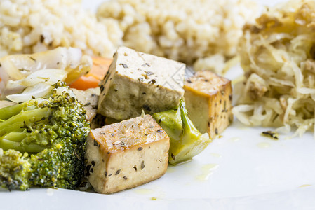 由豆腐和蔬菜及有机棕米制成的健康的图片