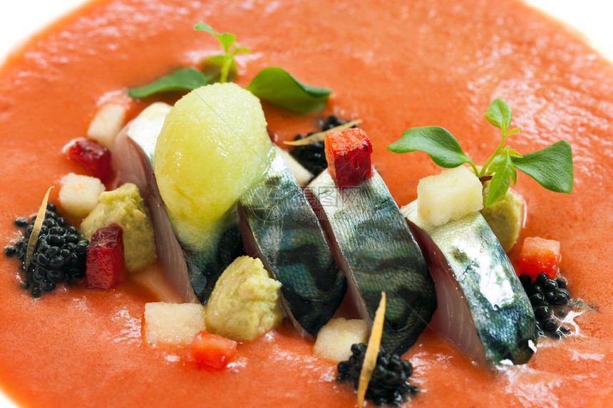 鲭鱼与橙色海鲜酱的极端特写图片