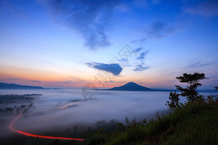 清晨雾中日出和泰兰省ChaokhoPhetchabu图片
