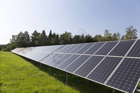 夏日草地上的太阳能发电站背景图片