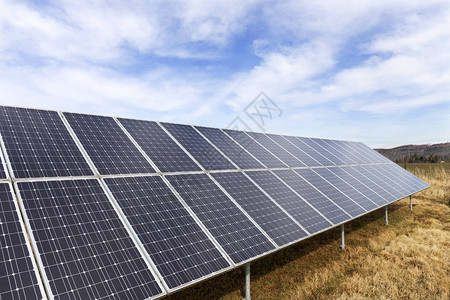 早春草甸上的太阳能发电站背景图片