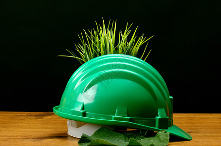 绿色草和绿色头盔环境友好背景图片