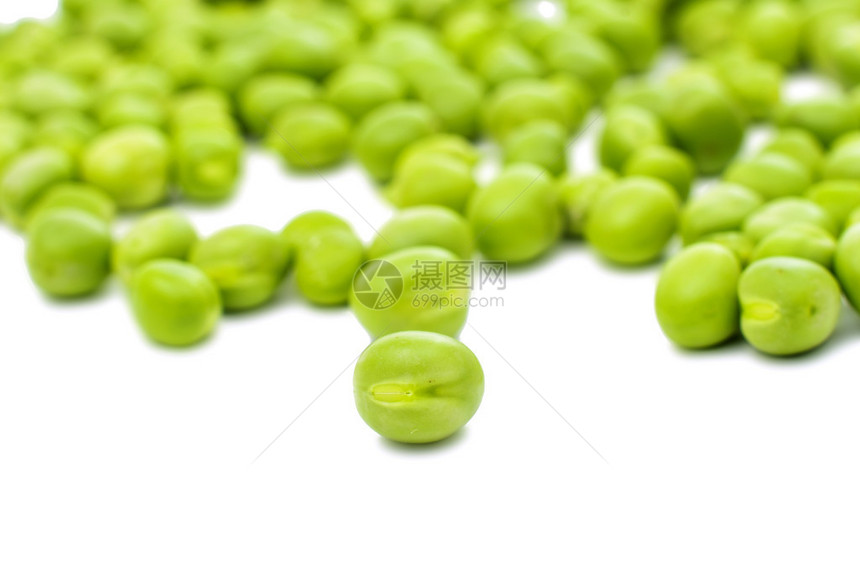 孤立在白色背景上的绿豌豆图片