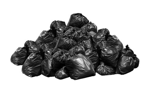 黑色垃圾袋浪费了许多山堆废塑料袋垃圾堆大量垃圾堆黑袋白色背背景图片