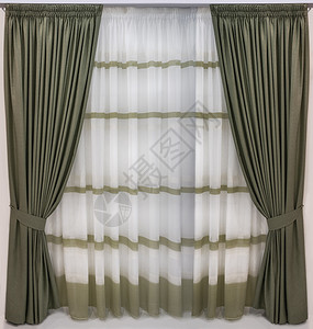 厚的羊毛织布和半透明圆板窗帘与条纹一起挂在了特别胶带上的图片