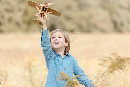 快乐的小孩在田地上玩具飞机在美丽图片