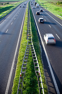 夏季高速公路交通上的汽车模糊图片
