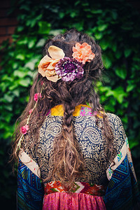长卷发的年轻女子浪漫的夏季发型和图片