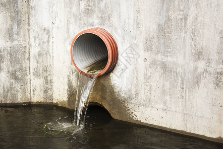 从肮脏的地下水道中的下水道流出的有毒水用于疏浚高清图片