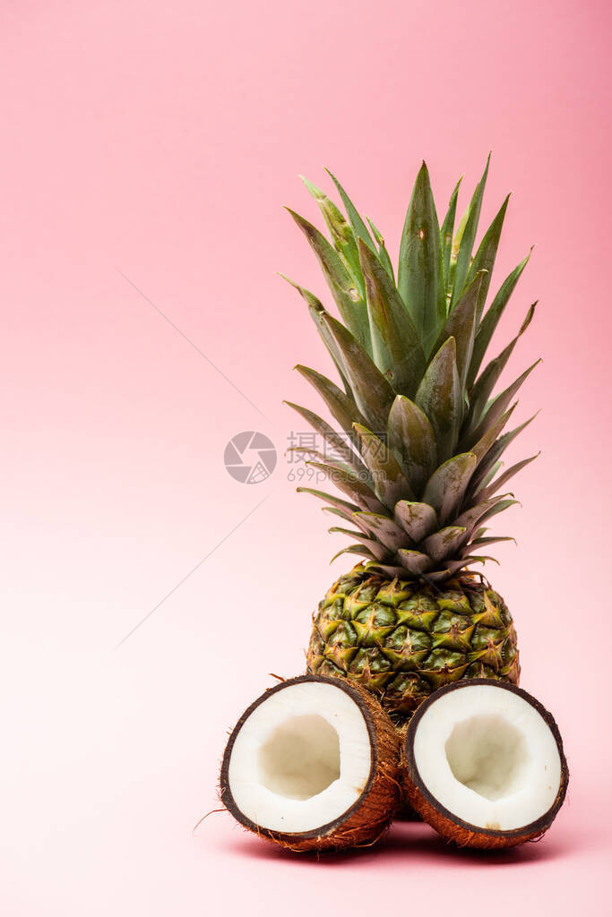 成熟的菠萝和新鲜椰子在粉图片