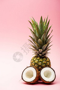 成熟的菠萝和新鲜椰子在粉图片