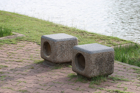 公园湖边的石凳背景图片