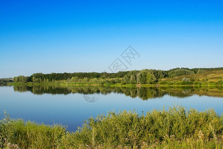 湖夏天的风景背景图片