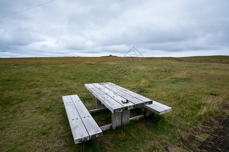 夏季冰岛开放公园的公园长椅图片
