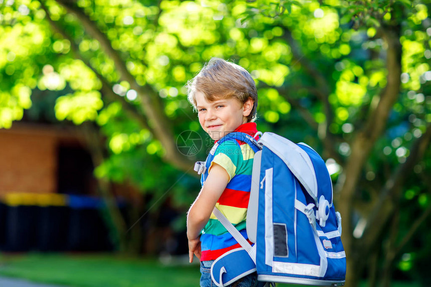 快乐的小男孩在上学或托儿所的第一天穿着五颜六色的衬衫和背包或书包图片