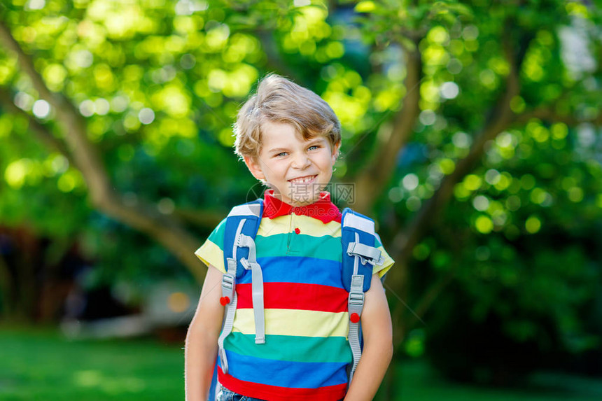 快乐的小男孩在上学或托儿所的第一天穿着五颜六色的衬衫和背包或书包图片