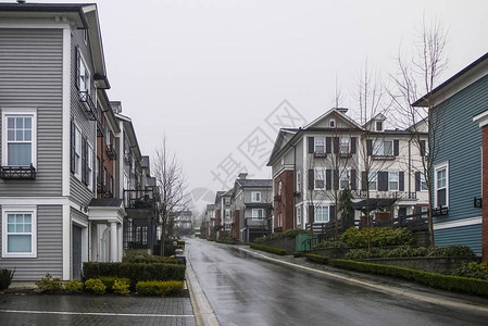 阴雨天街道上有新的住宅联排别墅图片