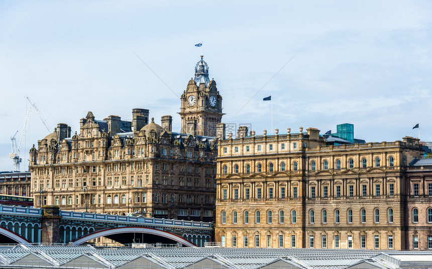 爱丁堡市中心的历史建筑图片